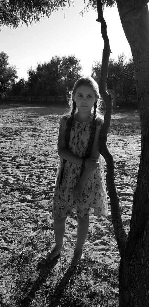 Девочка в тени деревьев