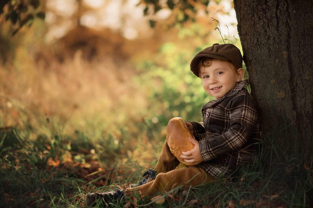 деревенский мальчик с хлебом