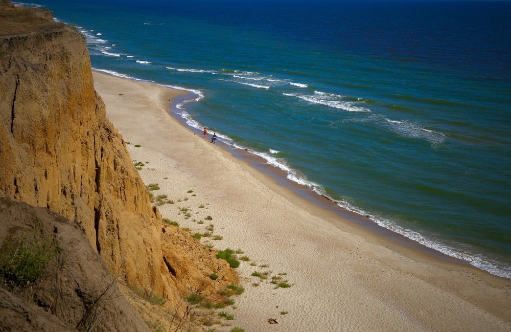 Двое на пляже, не считая собаки