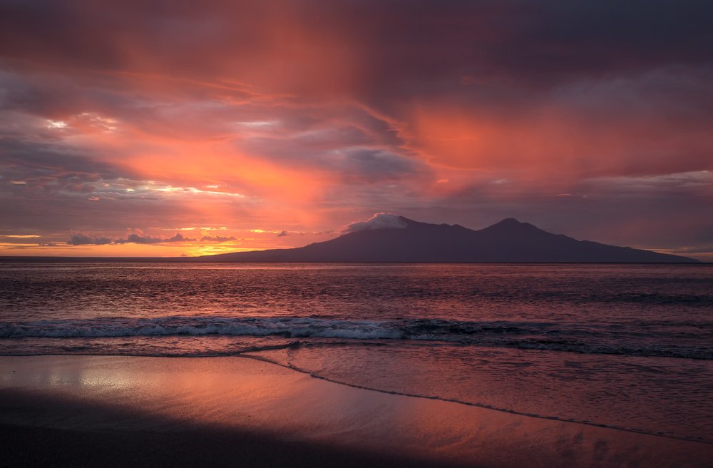 В пламене заката