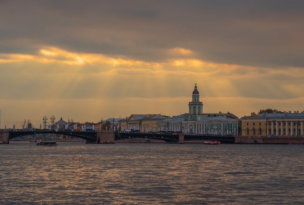 Суровое петербургское небо красиво улыбается