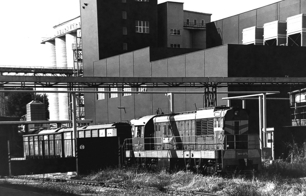 Паровоз, выезжающий с территории завода