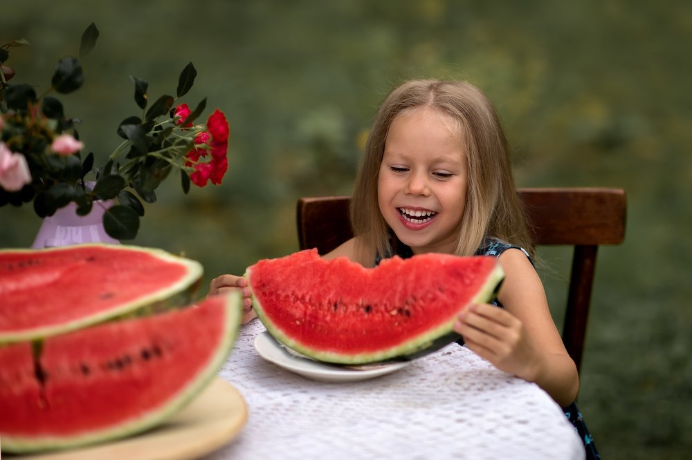 Девочка с арбузом