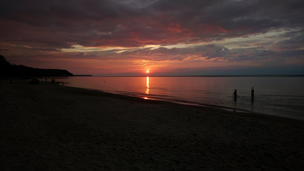 Дети в закатном море