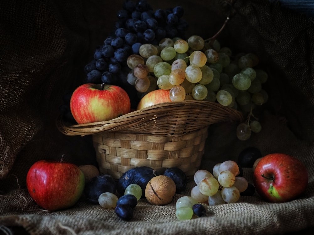 Фрукты в бамбуковой корзинке
