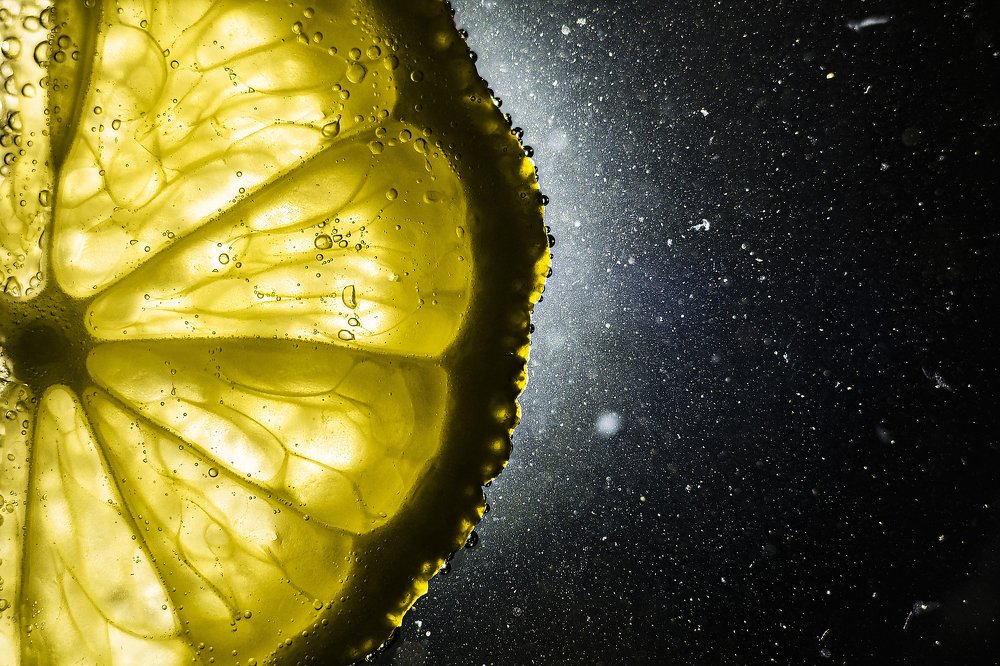 Лимон в минеральной воде