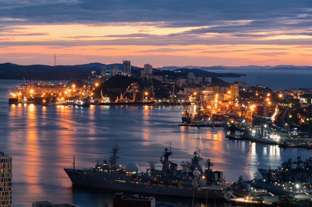 Засыпает бухта Золотого Рога!