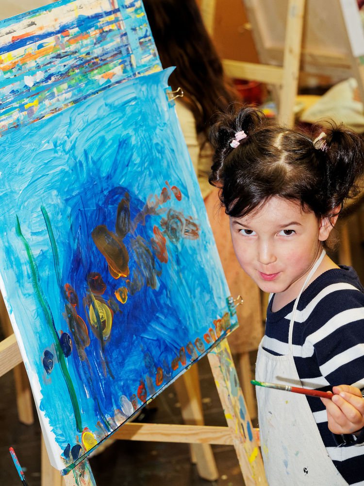 У мольберта