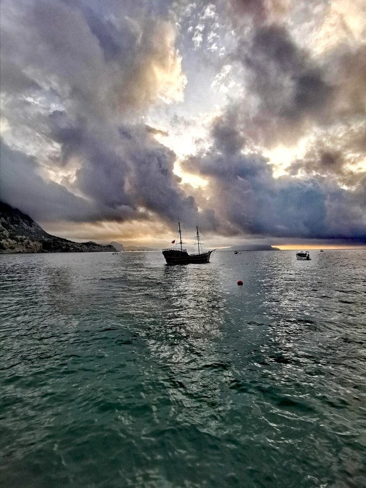 грозное небо и спокойное море