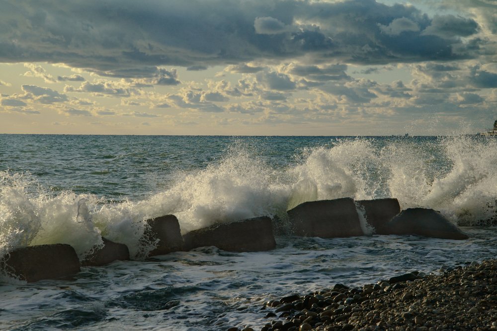И волны пенятся бурливо