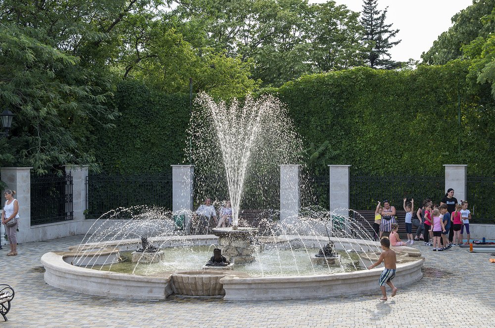 Старинный фонтан