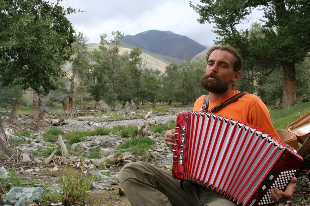 Музыкальная пауза в непогоду. Горная республика Алтай.