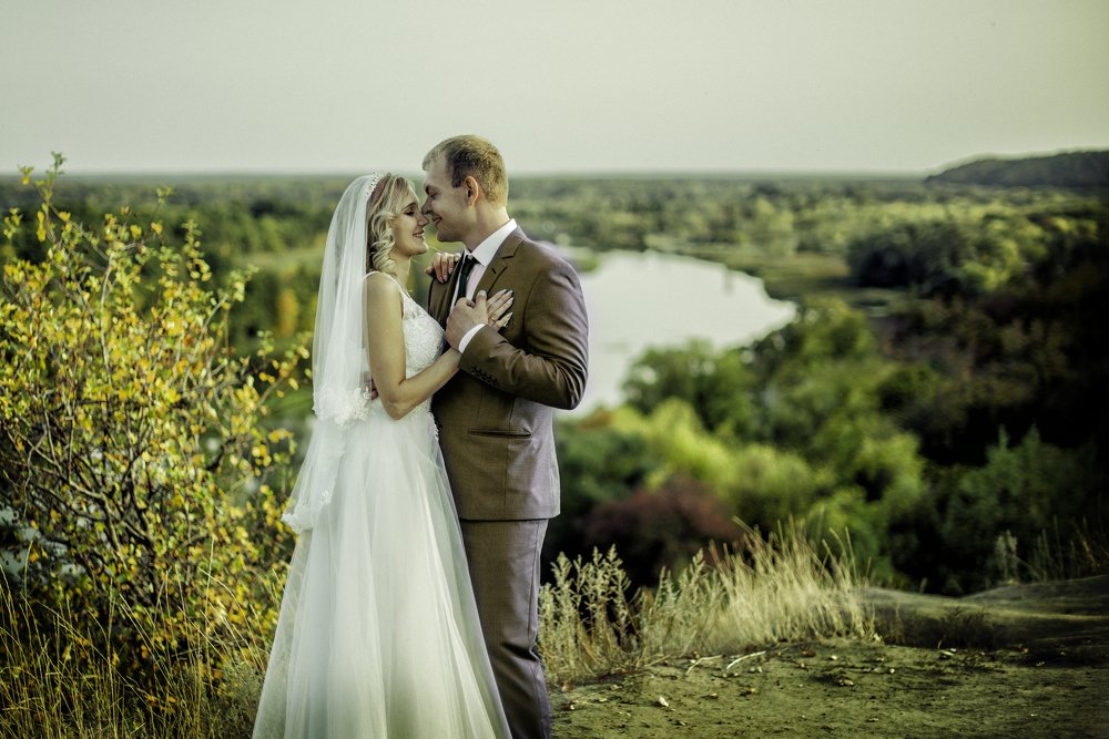 Молодожены у реки