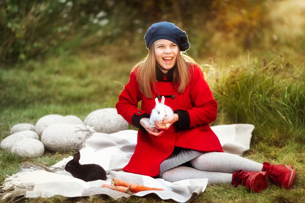 Арина с кроликами..октябрь 2020 г.