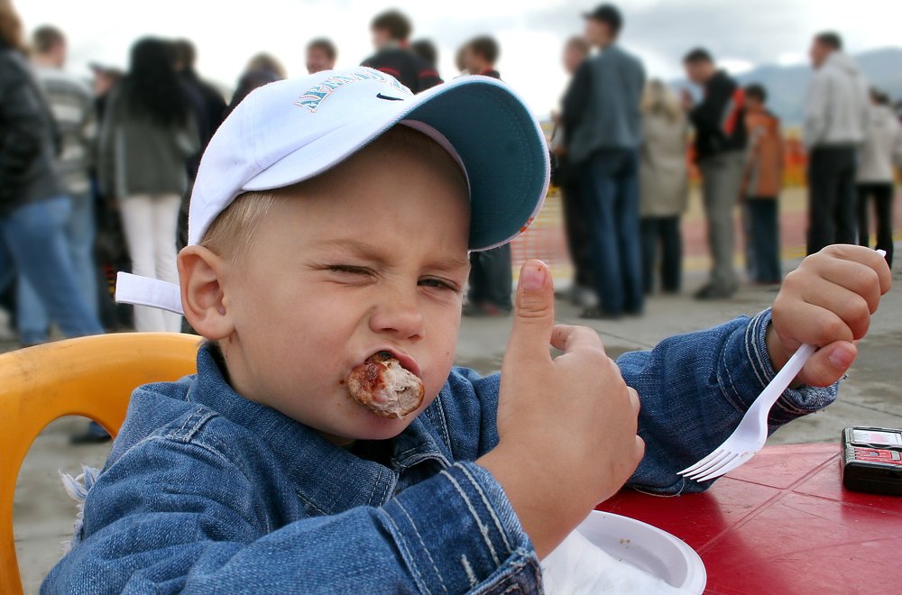Соревнования по автоспорту...которые ему мало интересны...