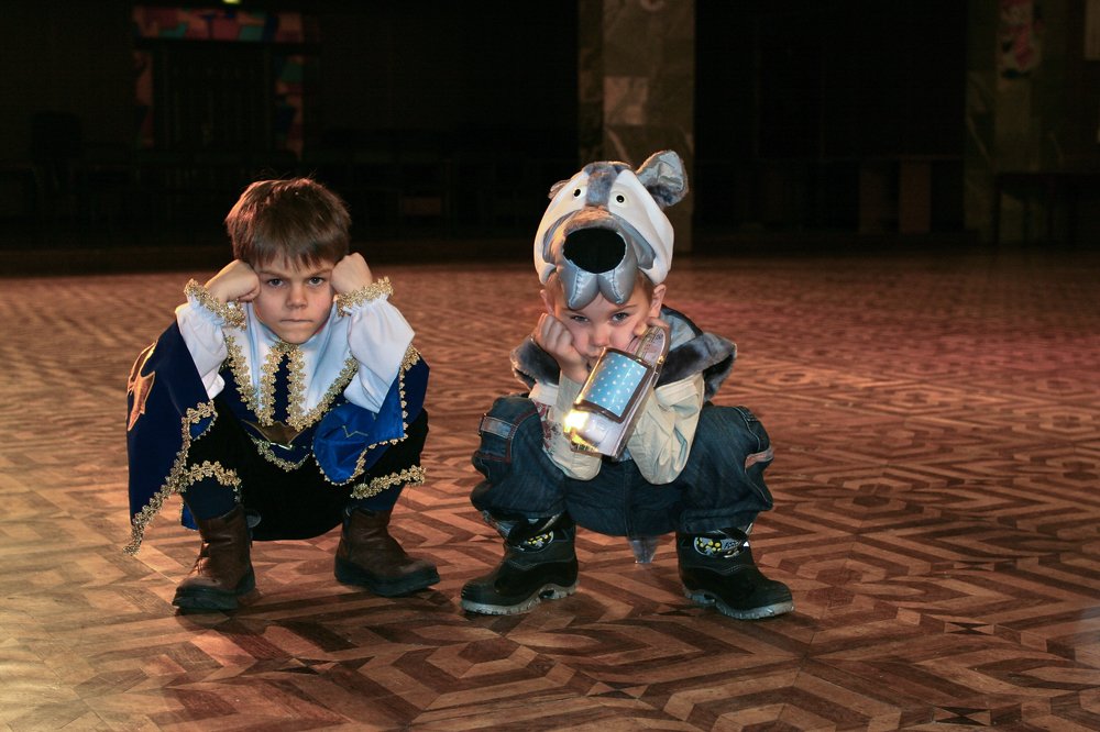 Один из Новых годов...дети не довольны новогодними подарками...