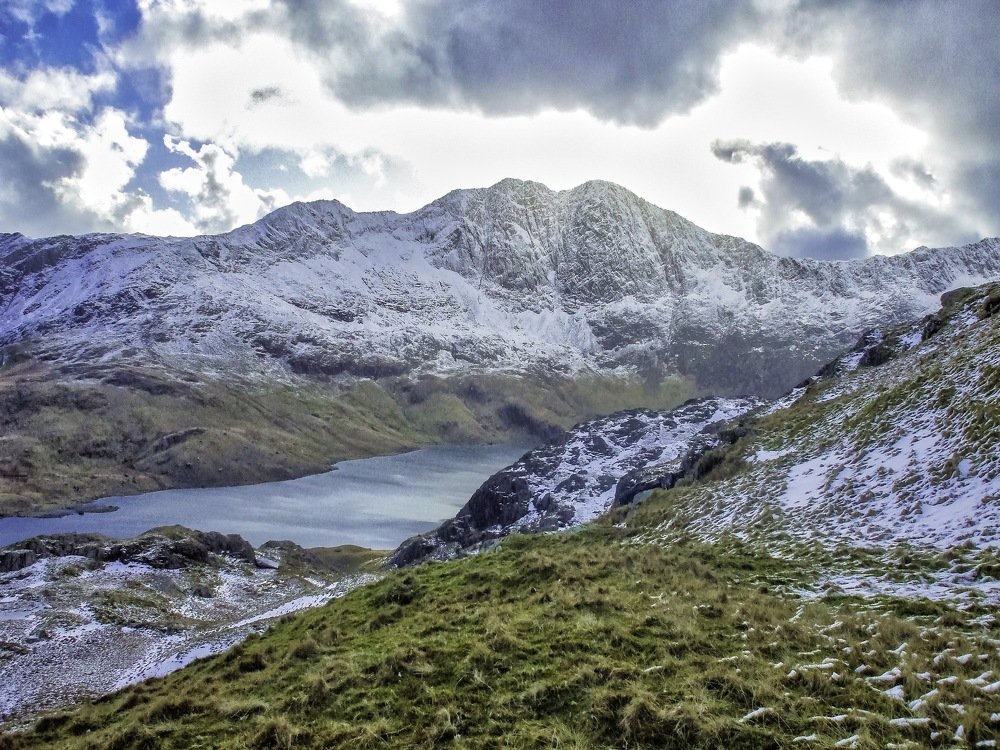 Snowdonia pri jazere v horách.