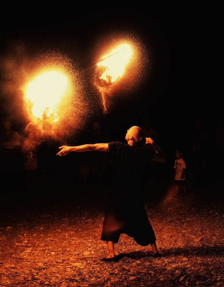 Огненное шоу на пляже