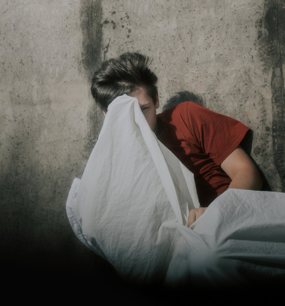 Я смотрю на тебя, ты на глядишь меня , искра , буря, по кофейку?)