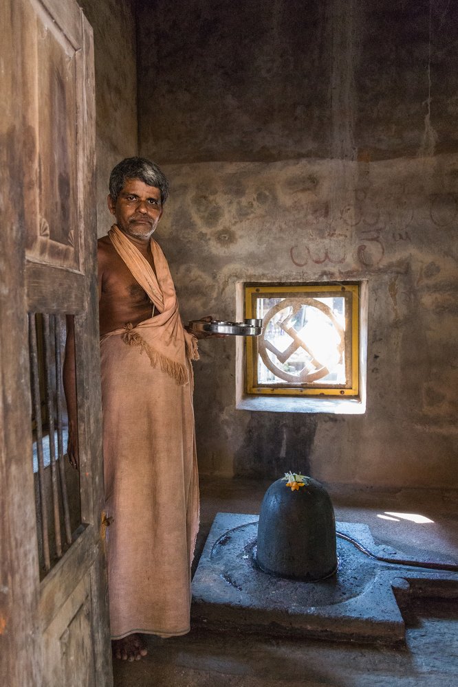 Лингам  लिङ्गं liṅgaṃ и монах в храме