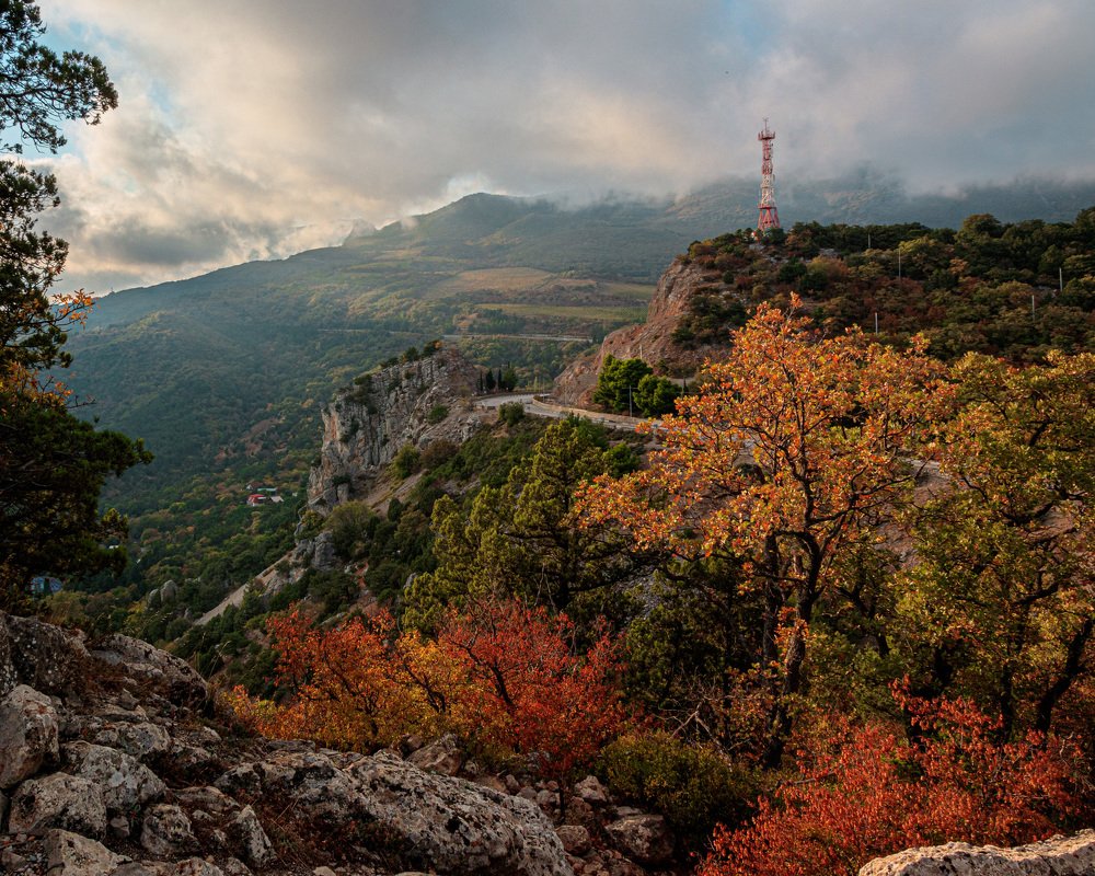 Осень спускается с гор.