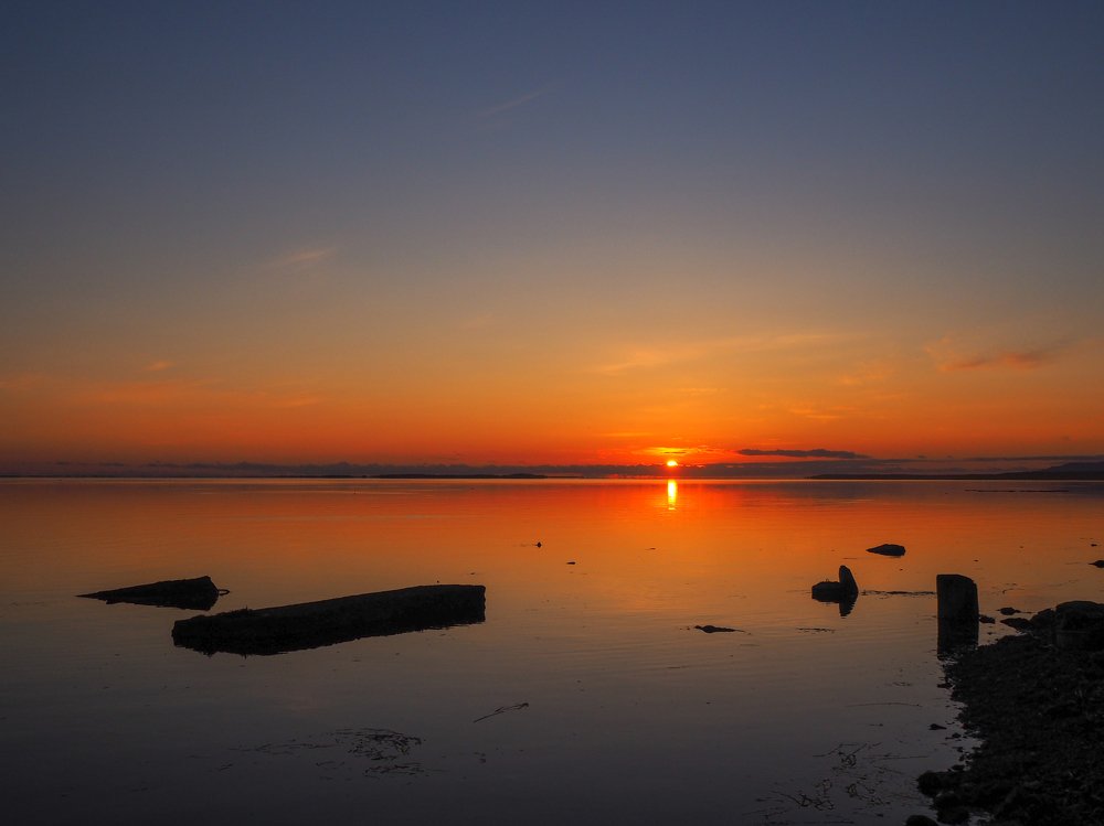Закат над зеркальной гладью