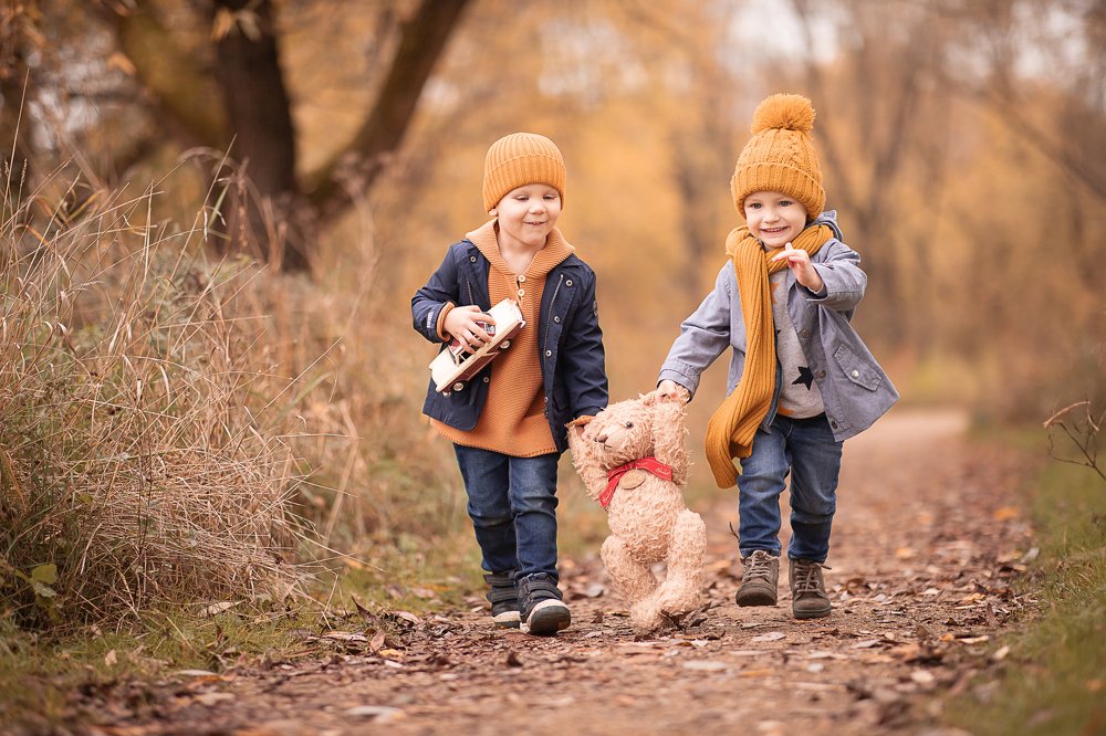 Ребята с мишкой на прогулке