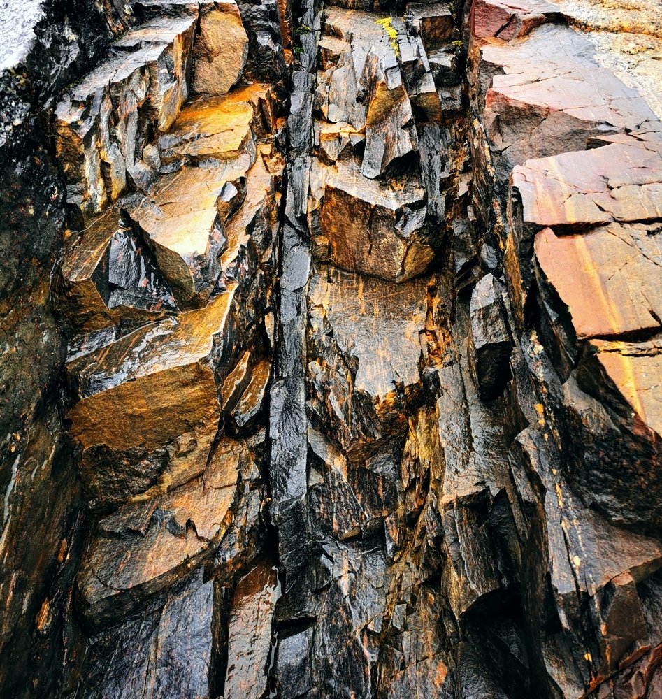 Каменная порода на морском берегу