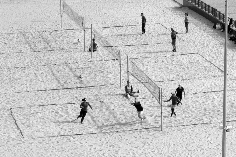 Пляжный волейбол в октябре.