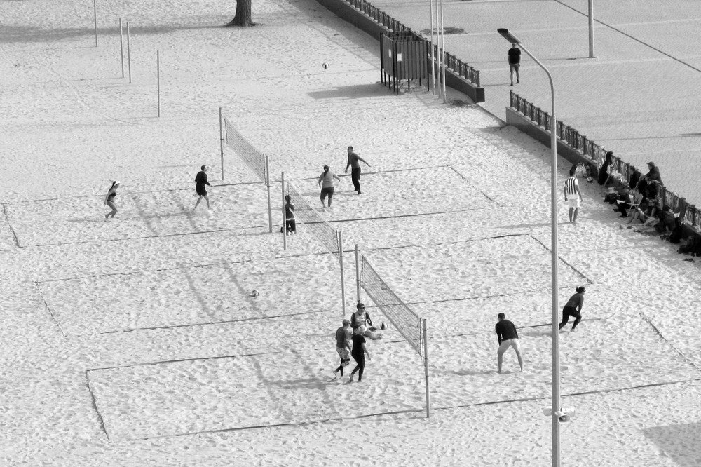 Пляжный волейбол в октябре.