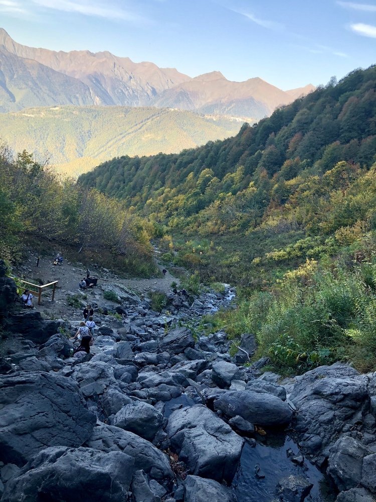 У водопада Поликаря