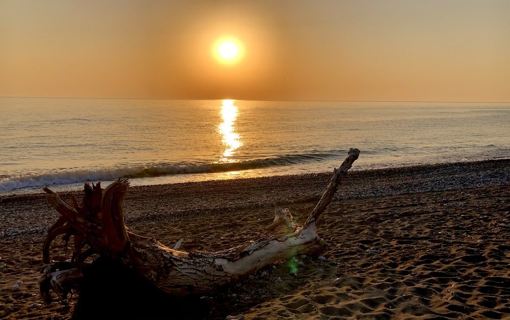 Дикий пляж на закате