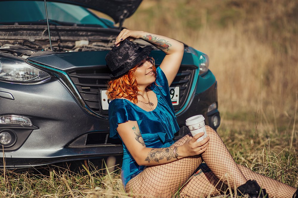 девушка у машины