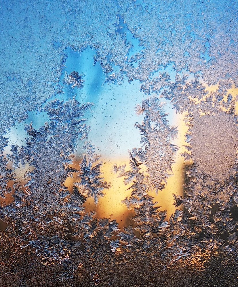 Мороз рисует на стекле