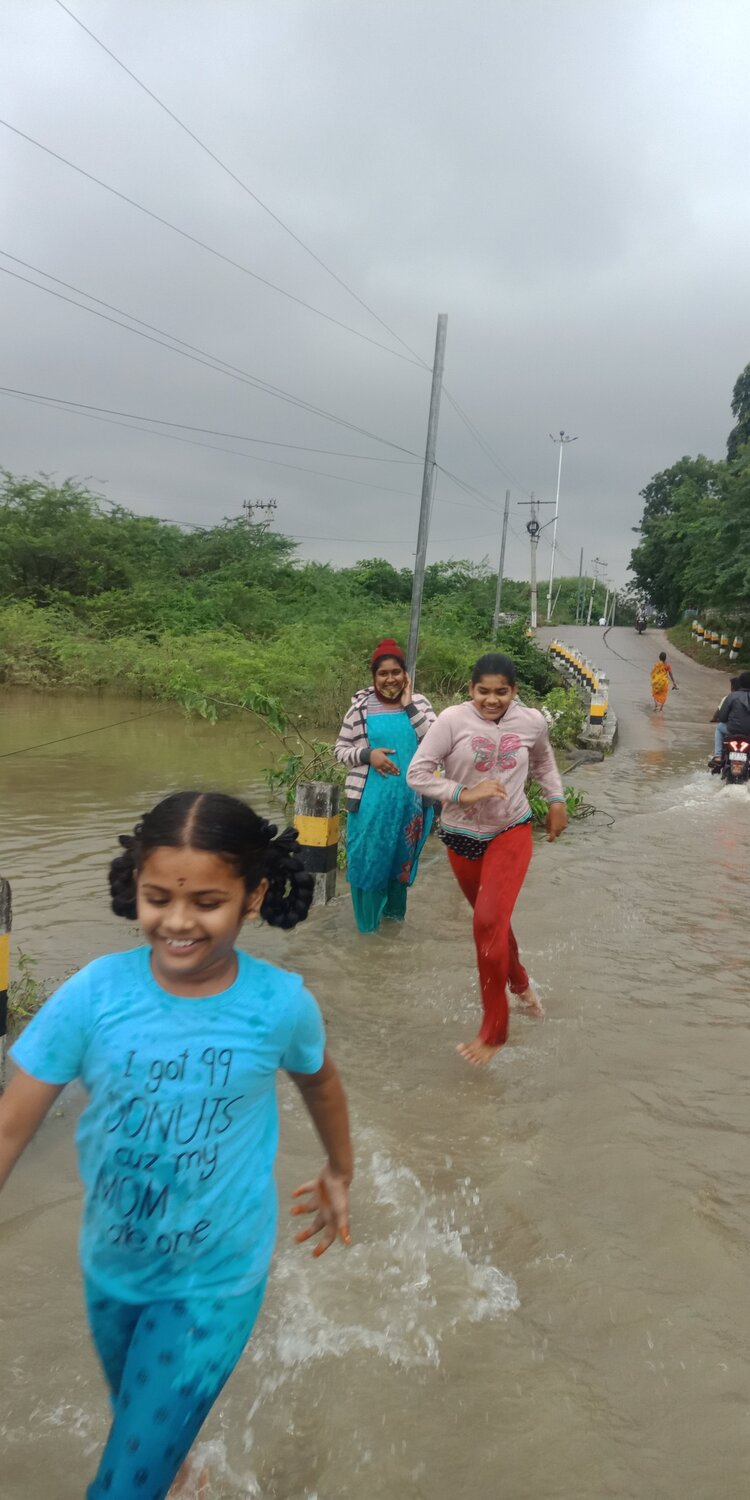 In rain desaster enjoy life