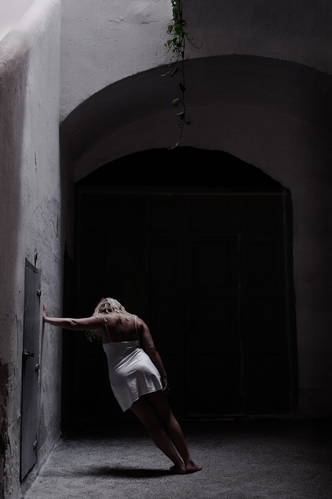 Dialogue with a cascade of light