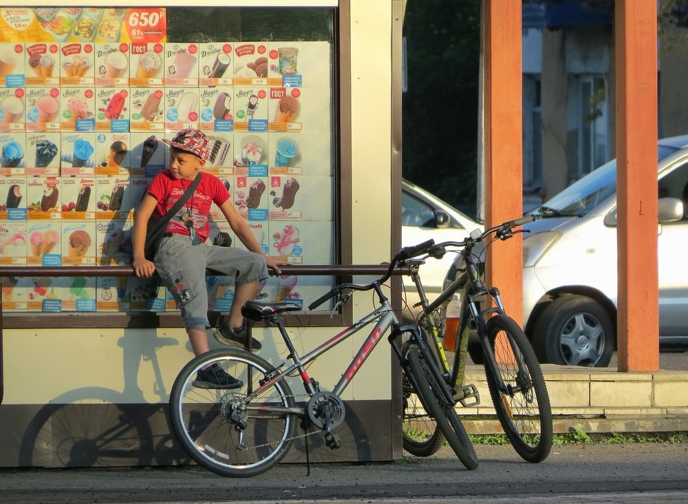 Мальчик и велосипед