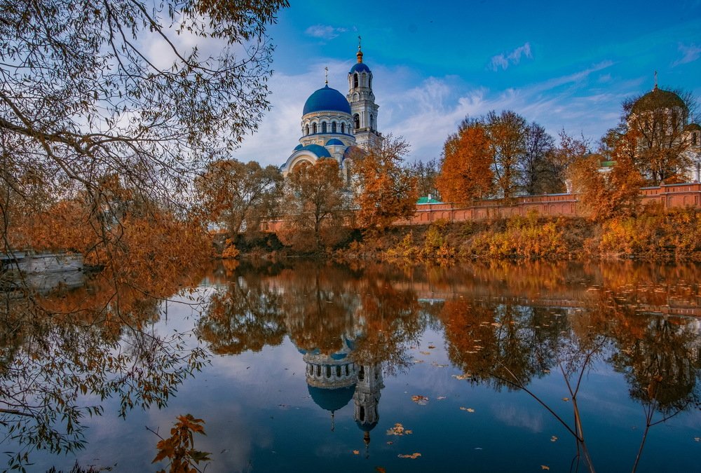 С отражением.