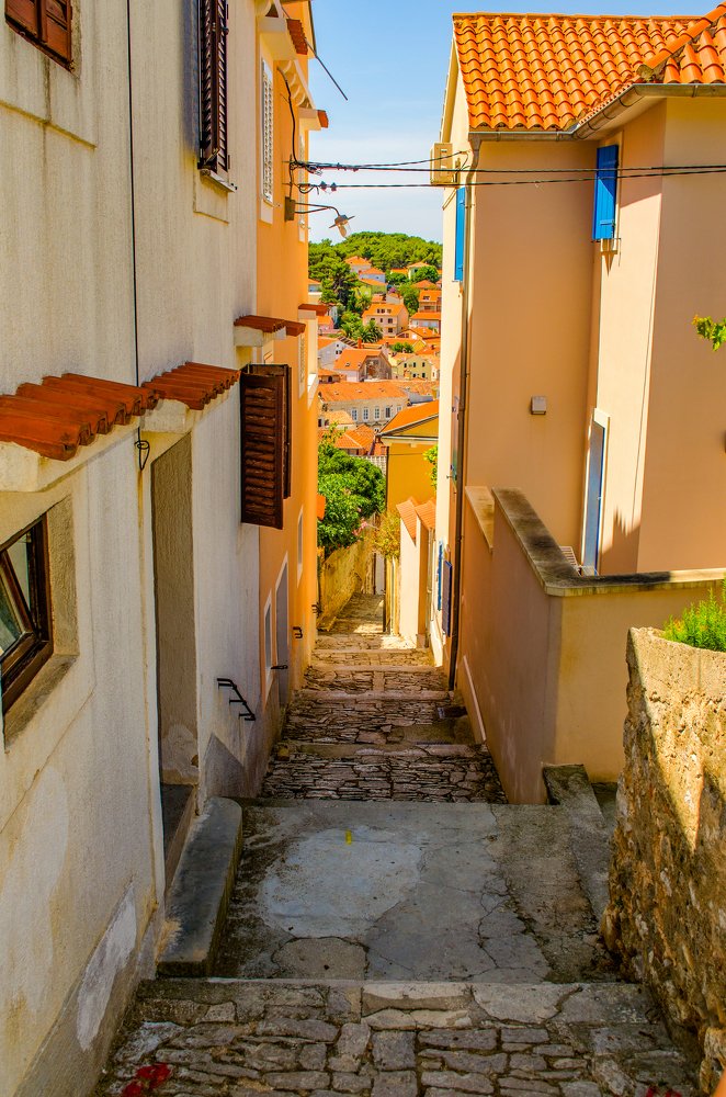 Пустынная улочка острова Мали Лошинь, Хорватия