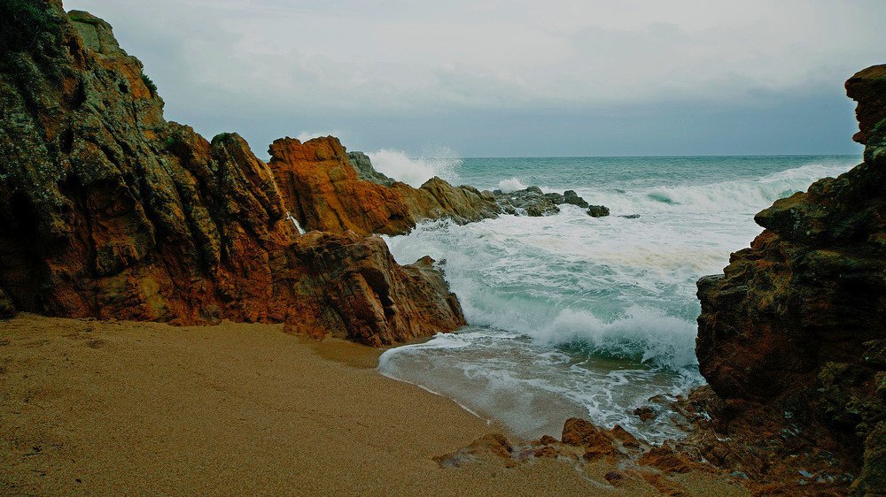 На красных камнях