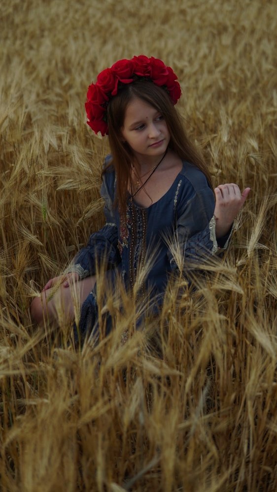 Девочка в пшеничном поле