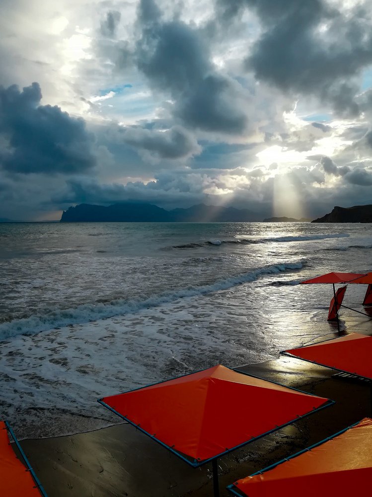 Шторм с видом на Карадаг. Посёлок Орджоникидзе.