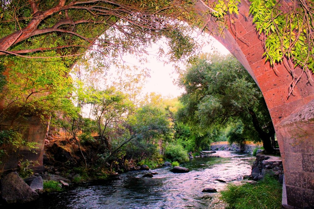 Река Касах под мостом