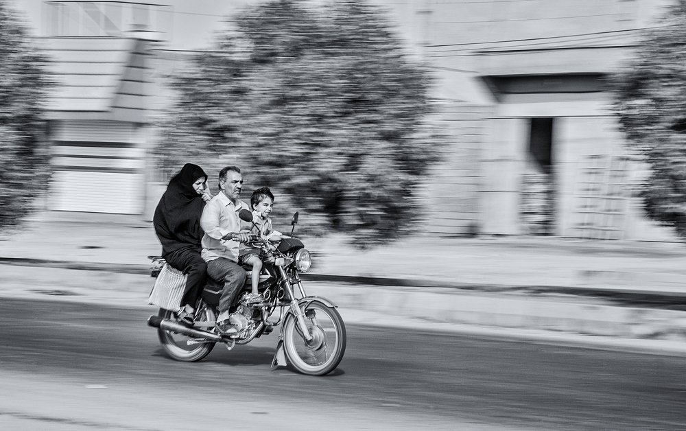 Иранская семья на мотоцикле.
