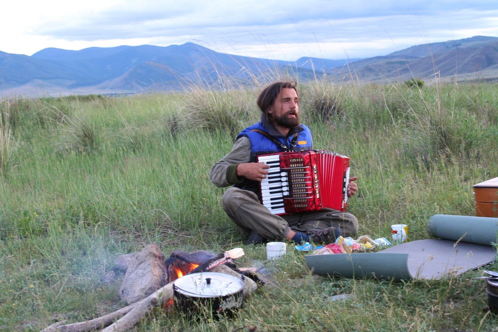 И грустную песню заводит, про Родину что-то поёт... Республика Тыва..