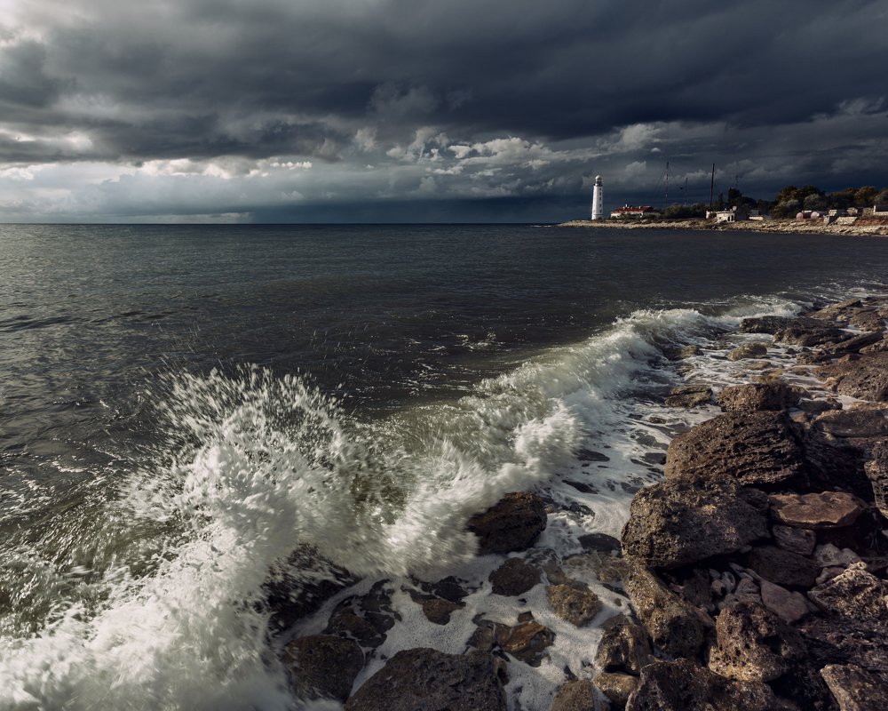 Херсонесский маяк перед грозой
