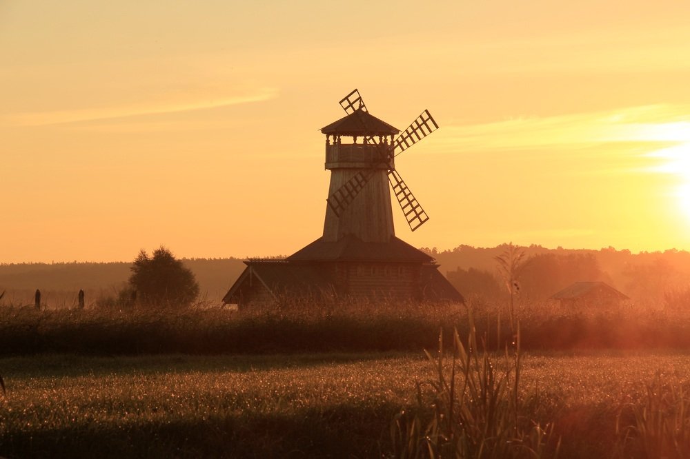 Рассвет в оранжевых тонах.