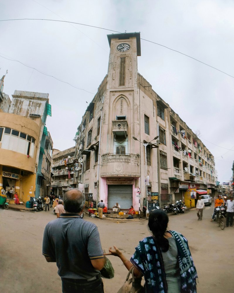 Mr. Left & Mrs. Always right