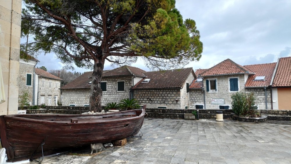 Лодка в городе