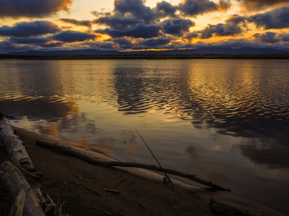 Облака над вечерней рекой